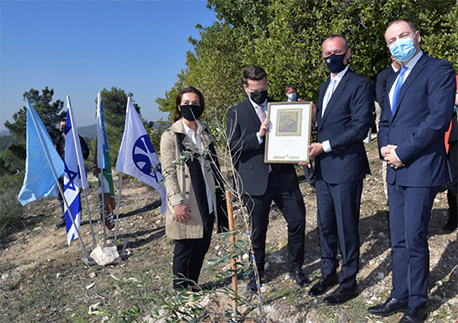 סגן יו"ר דירקטוריון קק"ל אמיר שניידר מעניק למלאדנוב תעודת הוקרה על נטיעת העץ . צילום: ברונו שרביט, ארכיון הצילומים של קק"ל