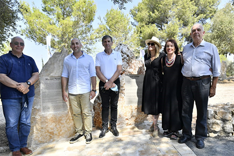 בני משפחת פרס עם יו"ר קק"ל בטקס הנחת אבן הפינה לפארק משעולי פרס. 