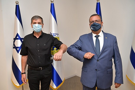 יו"ר קק"ל דניאל עטר (משמאל) וראש עיריית ירושלים משה לאון בטקס חתימת ההסכם.  צילום: ברונו שרביט, ארכיון הצילומים של קק"ל
