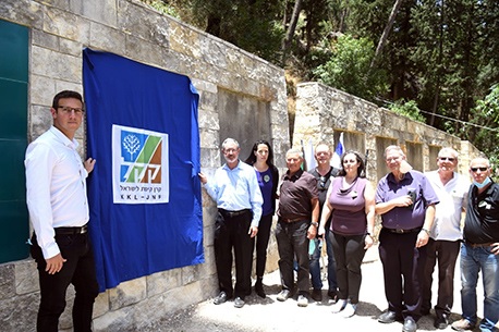 משתתפי טקס ההנצחה לסאלי חושפים א שלט ההקדשה. צילום: יוסי זליגר, ארכיון הצילומים של קק"ל