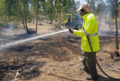 איש כוחות הכיבוי של קק"ל בפעולת כיבוי שריפה ביער כיסופים. צילום: קובי אלקבץ, קק"ל