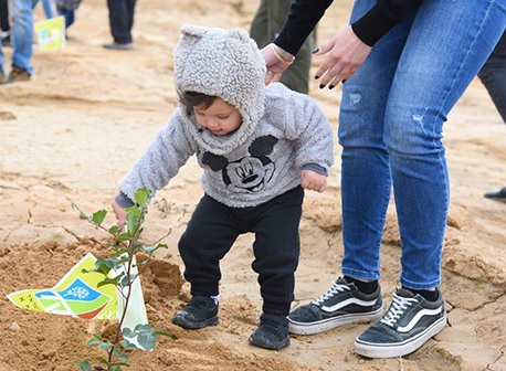 ילד שהשתתף לראושנה בנטיעות ט"ו בשבט עם קק"ל.  צילום: יוסי איפרגן, ארכיון הצילומים של קק"ל