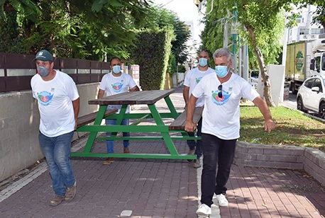 עובדי קק"ל מעניקים שולחן לאוכלוסיות מתקשות בתקופת הקורונה.  צילום: ארגון העובדים הארצי, קק"ל