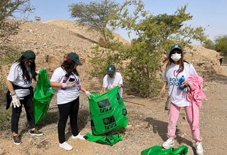נשות צוות בית החולים מסייעות בניקון הפארק.  צילום: אורנית גינת, קק"ל