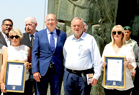 יו"ר דירקטוריון קק"ל אברהם דובדבני (שני מימין) עם מקבלי האותות בטקס.  צילום: יואב לין, ארכיון הצילומים של קק"ל