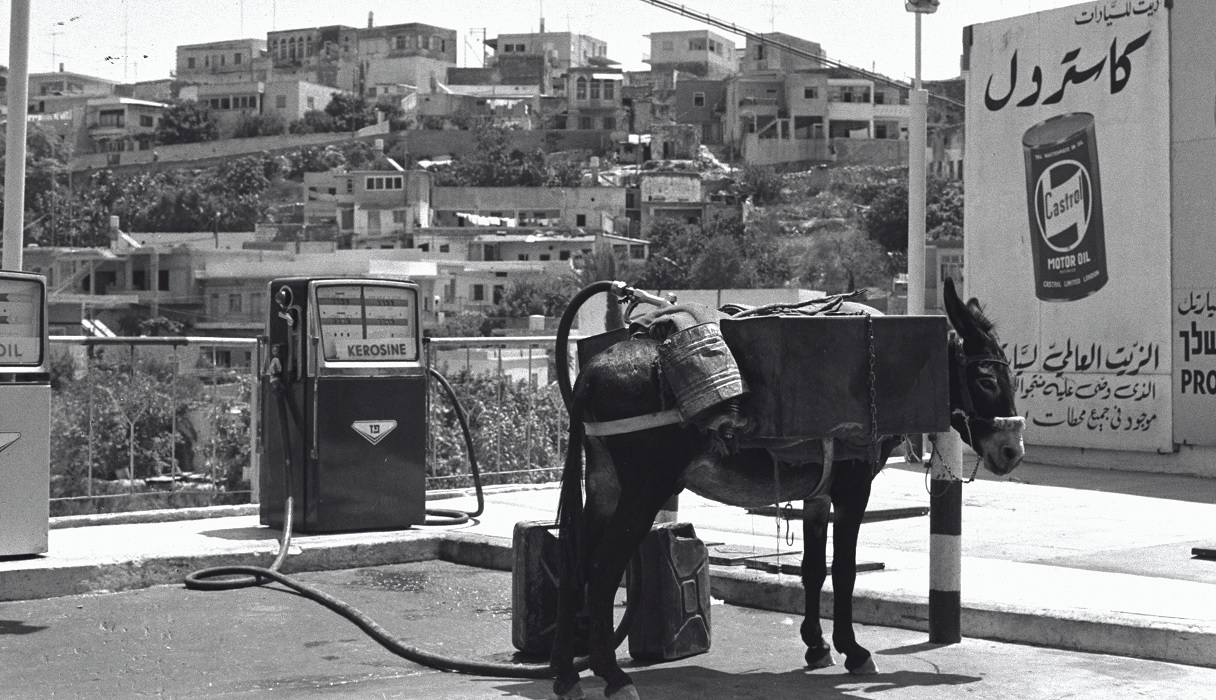 תחנת דלק בירושלים. 1969. צילום: קורט מאירוביץ', ארכיון הצילומים של קק"ל