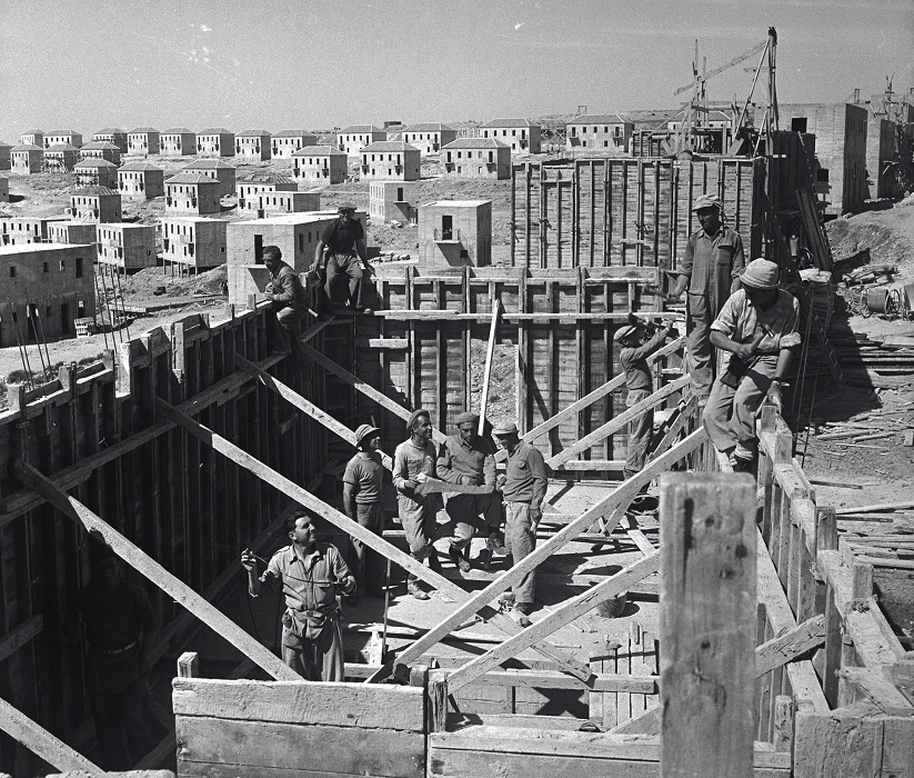 בניית שיכון בשכונת קרית היובל. 1951. צילום: דוד רובינגר, ארכיון הצילומים של קק"ל