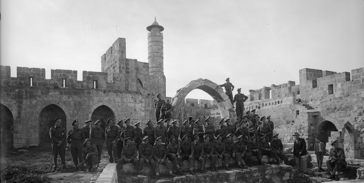 חיילים מדרום אפריקה מבקרים בירושלים. דצמבר 1942. צילום: אברהם מלבסקי, ארכיון הצילומים של קק"ל