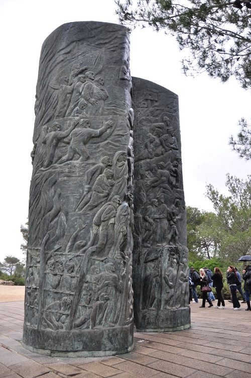 אנדרטת מגילת האש ביער קדושים. צילום: אמיר שור