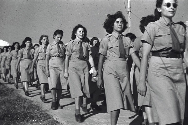 1948, חיל הנשים העברי במצעד. צילום: פרד צ'סניק, ארכיון הצילומים של קק"ל
