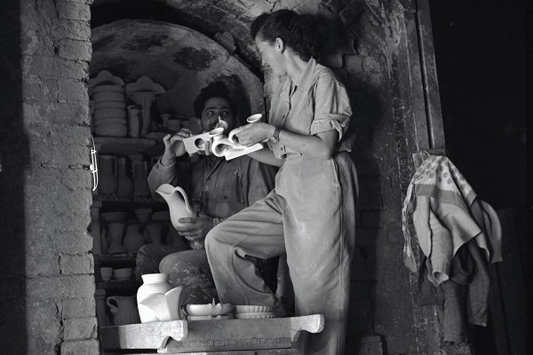 1953, כדים מתוצרת בית חרושת "חמרה" בירושלים. צילום: ורנר בראון, ארכיון הצילומים של קק"ל