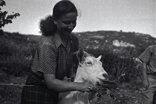 1949, עולה חדשה במושב מעונה שבגליל העליון. צילום: זולטן קלוגר, ארכיון הצילומים של קק"ל