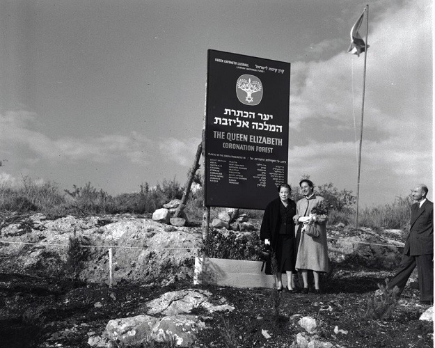 מימין: רעיית שגריר אנגליה ומשמאל ורה ויצמן ליד שלט יער הכתרת המלכה אליזבת 1955 צילום אברהם מלבסקי, ארכיון הצילומים של קק"ל