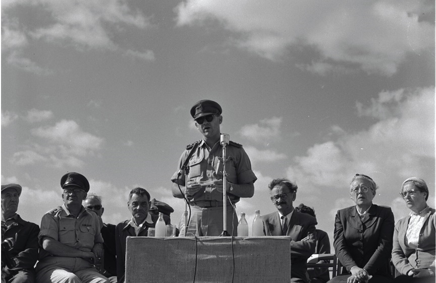 הרמטכ"ל חיים לסקוב נואם בטקס נטיעת יער ליד נחל עוז, 1958. צילום: אברהם מלבסקי, ארכיון הצילומים של קק"ל 