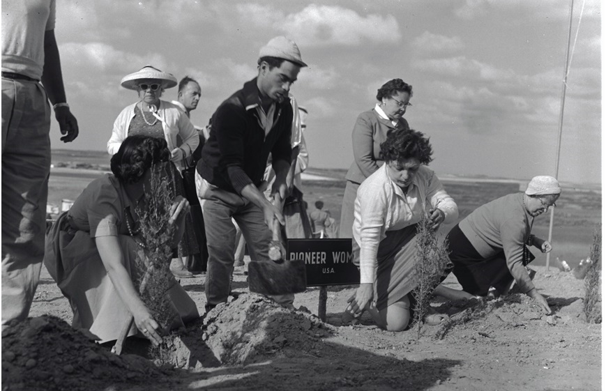 טקס נטיעת יער בנחל עוז, 1958. צילום: אברהם מלבסקי, ארכיון הצילומים של קק"ל