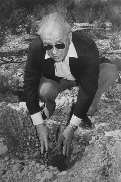 יצחק רבין, לשעבר הרמטכ"ל, נוטע כראש ממשלה ב-1983. תמונה: ישראל סיני