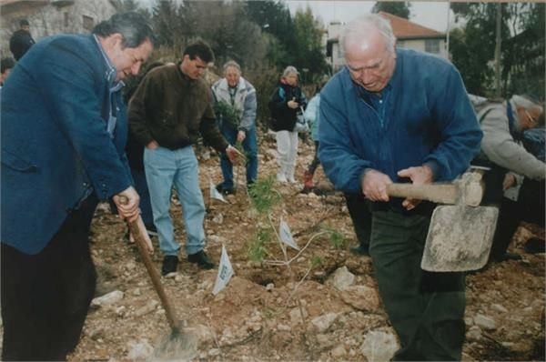 הרמטכ"ל לשעבר רפאל איתן נוטע ב- 2004. תמונה: דניאל כהן