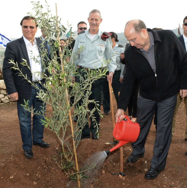 הרמטכ"ל לשעבר בני גנץ יחד עם שר הביטחון לשעבר משה יעלון נוטעים בחורשת המטכ"ל. תמונה: ארכיון הצילומים של קק"ל