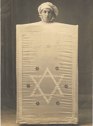 ישראל מלמד בתחפושת קופת קק"ל, אלכסנדריה, מצרים, 1920.  צילום באדיבות משפחת מלמד, כפר בן- נון, ארכיון קק"ל