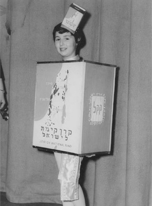 ילדה מחופשת לקופסה הכחולה של קק"ל בפורים, גרמניה, 1950. צילום: ארכיון קק"ל