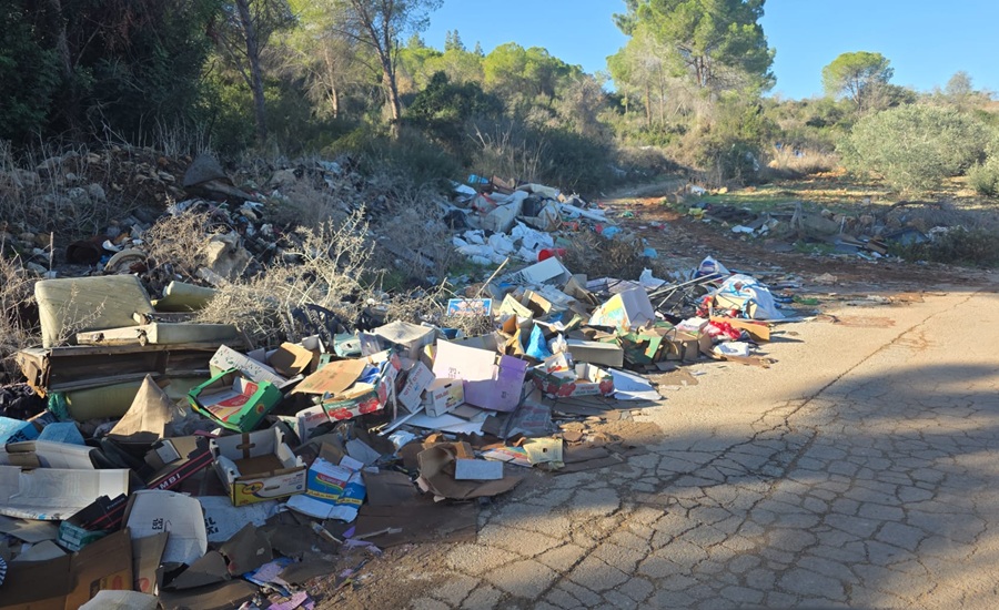 פסולת במרחב מרכז. צילום: יערני קק"ל באזור מנשה שרון