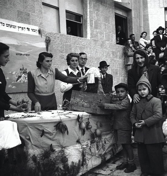 1944 - ירושלים - חגיגת ילדי הגנים בט"ו בשבט. צילום פוטו אורה, ארכיון הצילומים של קק"ל