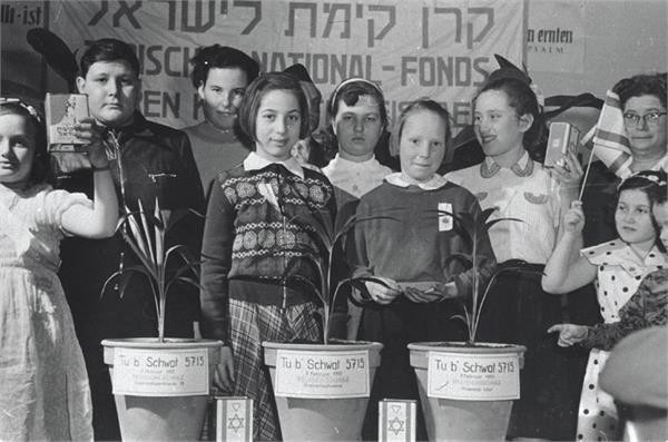 1955 - גרמניה - חגיגת ט"ו בשבט. צילום: ארכיון הצילומים של קק"ל