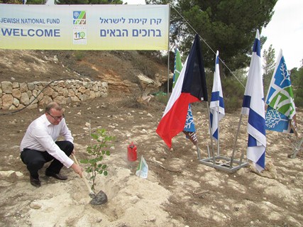בתמונות: נטיעת העץ על ידי השר והתעודה המעידה עליה.