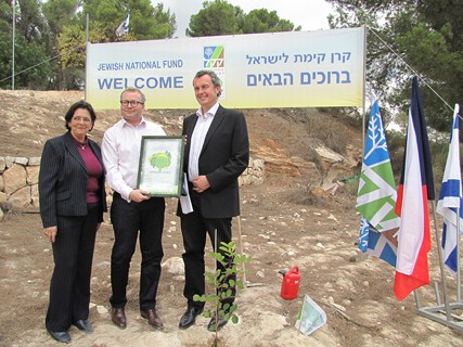 בתמונות: נטיעת העץ על ידי השר והתעודה המעידה עליה.