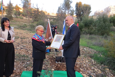ברברה גולדשטיין מעניקה תעודת הוקרה לראש ממשלת אלבניה.  צילום: יואב דביר