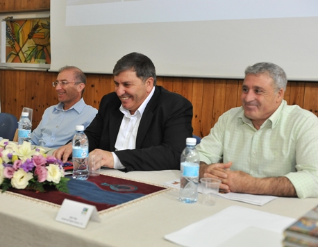 מנהלים בקק"ל במהלך הטקס. מימין לשמאל: יו"ר ארגון עובדי קק"ל אלי כהן, יו"ר קק"ל דני עטר