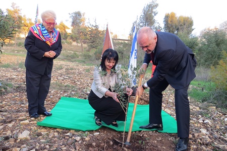 ראש הממשלה האורח נוטע את העץ.  צילום: יואב דביר