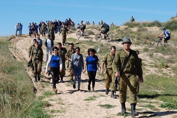 מטיילים ורוכבים לאורך שביל טל. צילום: דניס צין