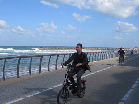 רוכב בשביל החדש בתל אביב. צילום: יואב דביר