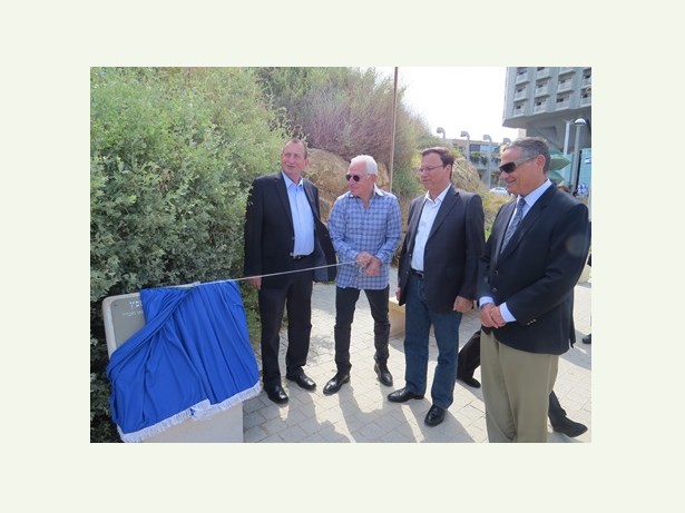 ג'ים ספץ חושף את שלט ההקדשה מלווה בראש עיריית תל אביב רון חולדאי, יו"ר קק"ל אפי שטנצלר ומנכ"ל קרן תל אביב צביקה קנור. צילום: יואב דביר