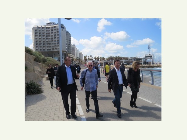 מימין: יו"ר קק"ל אפי שטנצלר, התורם ג'ים ספץ וראש עיריית תל אביב רון חולדאי צועדים בשביל החדש. צילום: יואב דביר
