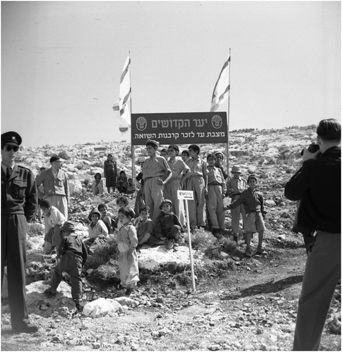 ילדים בטקס הנטיעות ביער הקדושים. באדיבות הארכיון הציוני המרכזי NSC\103955. צלם: לא ידוע