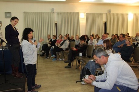 חברי המשלחת מציגים את החזון שעיצבו בסדנה.  צילום: יואב דביר