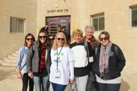 האורחים  בכניסה ללשכה הראשית של קקל בירושלים. צילום: יואב דביר