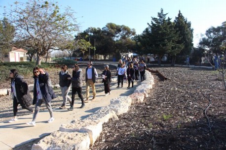 חברי המשלחת בקיבוץ ניר עם. צילום: יואב דביר