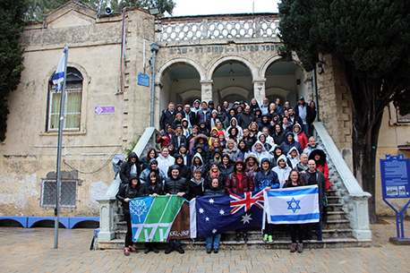 המחנכים מאוסטרליה וניו זילנד 2020 בחצר בית הספר תיכון דה שליט ברחובות. צילום: יואב דביר, ארכיון הצילומים של קקל