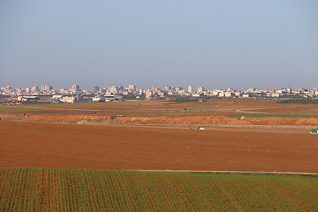 בתי תושבי עוטף עזה הסמוכים לגבול על רקע השדות שהם מעבדים. צילום: יואב דביר, ארכיון הצילומים של קקל