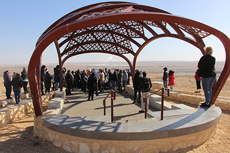 משתתפי סמינר המחנכים בסיור ברמת הנגב.  צילום: יואב דביר, ארכיון הצילומים של קקל