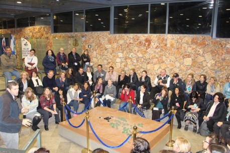 חברי המשלחת בגבעת התחמושת.  צילום: יואב דביר

חברי המשלחת בגבעת התחמושת.  צילום: יואב דביר