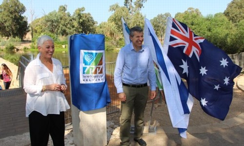 רונית פריד ודן ספרינגר מ-JNF אוסטרליה לקראת חשיפת שלט ההוקרה בטקס חנוכת האתר. צילום: יואב דביר
