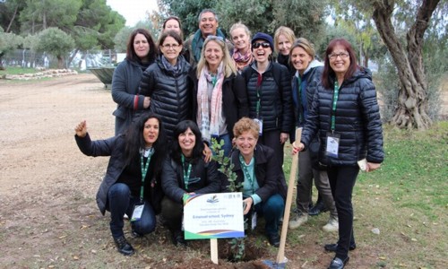 חברי המשלחת נוטעים עץ בישראל.  צילום: יואב דביר