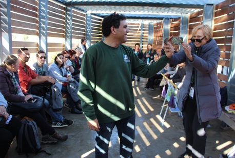 חברי המשלחת בפעילות טיבוע ציפורים עם הצפר הראשי של קקל ירון צ'רקה. צילום: יואב דביר