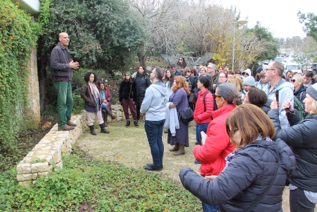 שיחה עם גלעד אוסטרובסקי בגן האקולוגי במשגב. צילום: יואב דביר