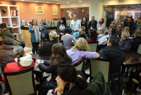 שיחה עם נוגה גולסט מקיבוץ מפלסים. צילום: יואב דביר