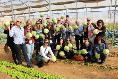 תמונה קבוצתית עם כרוב בחוות בין השיטין. צילום: יואב דביר